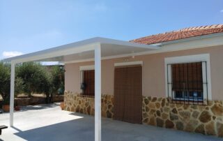 Pérgola de panel sándwich